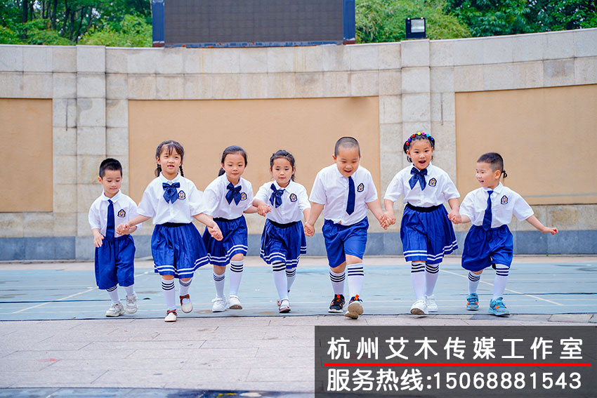1631326249207106.jpg 和熟悉的幼稚园,亲密的同学牵手留念拍摄