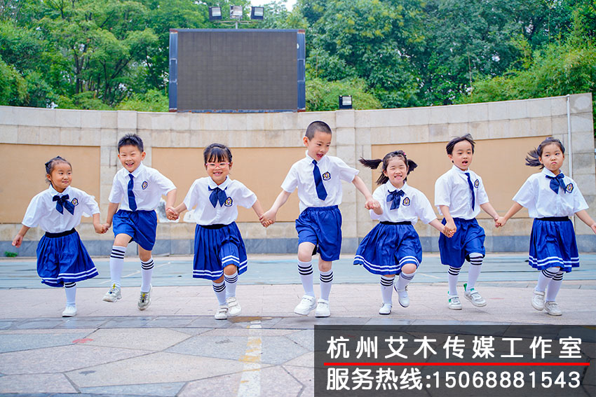 1631326325243674.jpg 和熟悉的幼稚园,亲密的同学牵手留念拍摄