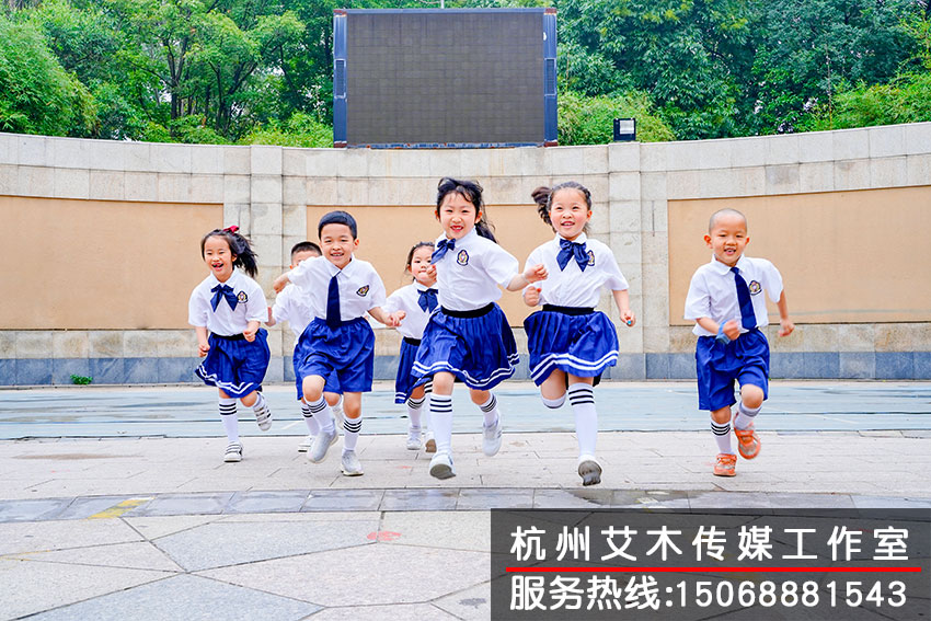 1631326370493396.jpg 和熟悉的幼稚园,亲密的同学牵手留念拍摄